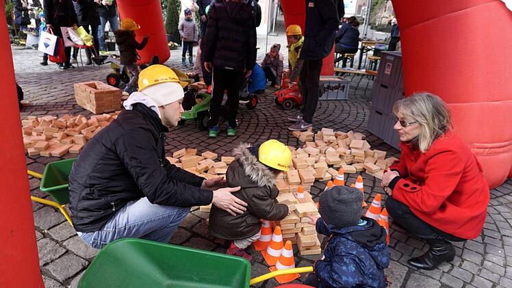 Auch die zweite Bürgermeisterin Renate Schroff sah sich auf der Großbaustelle um