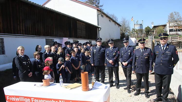 Die Feuerwehrführung und Feuerwehr sind zur Grundsteinlegung angetreten und freuen sich sichtlich auf das neue Gebäude. Michael Stelzner
