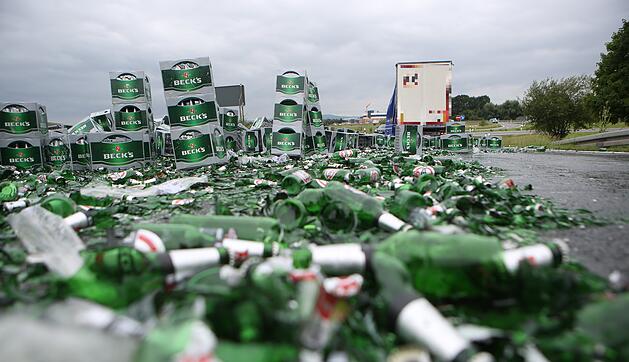 Bierlaster verunglückt auf A70: Hunderte Kästen Bier auf der Autobahn
