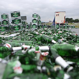 Bierlaster verunglückt auf A70: Hunderte Kästen Bier auf der Autobahn