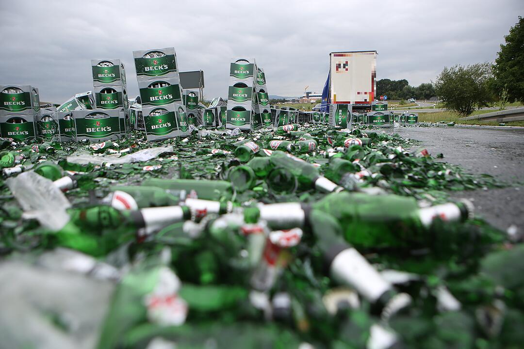 Bierlaster verunglückt auf A70: Hunderte Kästen Bier auf der Autobahn
