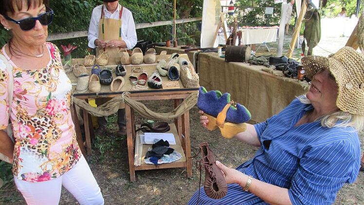 Annemarie Leuschner weiß Bescheid über das Schuhwerk der Jahrhunderte. Winfried Ehling