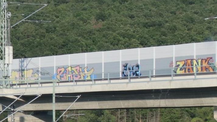 Bahnbrücke und Lärmwände sind noch nicht alt -  und schon von Graffits bedeckt.  Foto: Sebastian Schanz