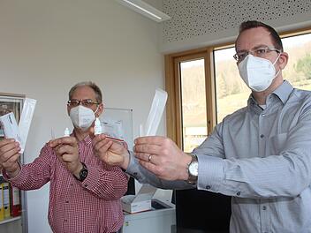 Konrektor Marco Genzler (links) und Rektor Michael  Heyne zeigen die ersten Selbsttests, die in der vergangenen Woche die Schule erreicht haben. Foto: Julia Raab