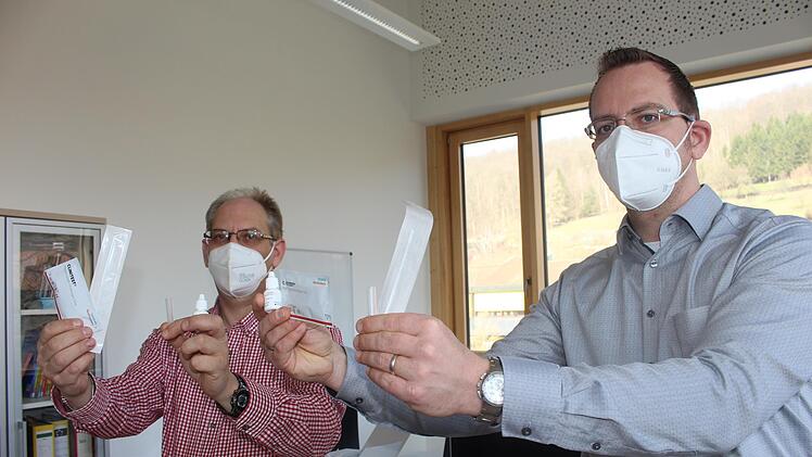 Konrektor Marco Genzler (links) und Rektor Michael  Heyne zeigen die ersten Selbsttests, die in der vergangenen Woche die Schule erreicht haben. Foto: Julia Raab