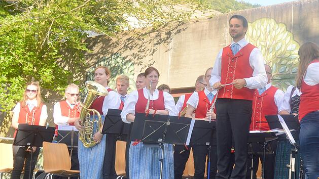 Da war die Musikerwelt noch in Ordnung: Von Auftritten können Nüdlinger Musikanten derzeit nur träumen. Eigentlich würden sie heuer ihr 25-jähriges Bestehen feiern. Doch Corona macht einen Strich durch die Rechnung. Dennoch hofft der Verein im Sommer auf ein paar Auftritte. Ansonsten wird für nächstes Jahr 25+1 gefeiert.Archivbild: Arthur Stollberger