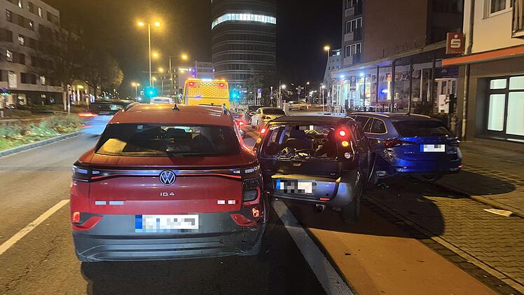 Unfall in Nürnberg, Äußere Bayreuther Straße, zwischen Carl-von-Linde-Straße und Leipziger Platz