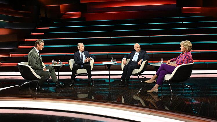 Markus Lanz (links) diskutierte am Dienstagabend mit Ex-Vizekanzler Franz Müntefering (zweiter von links), Linken-Politiker Gregor Gysi (zweiter von rechts) und Politologin Andrea Römmele.