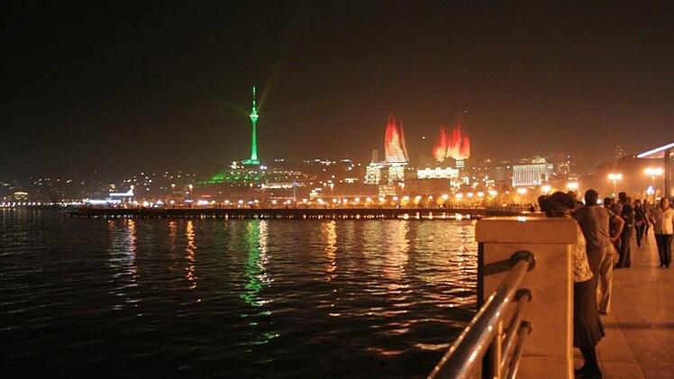 Baku bei Nacht.