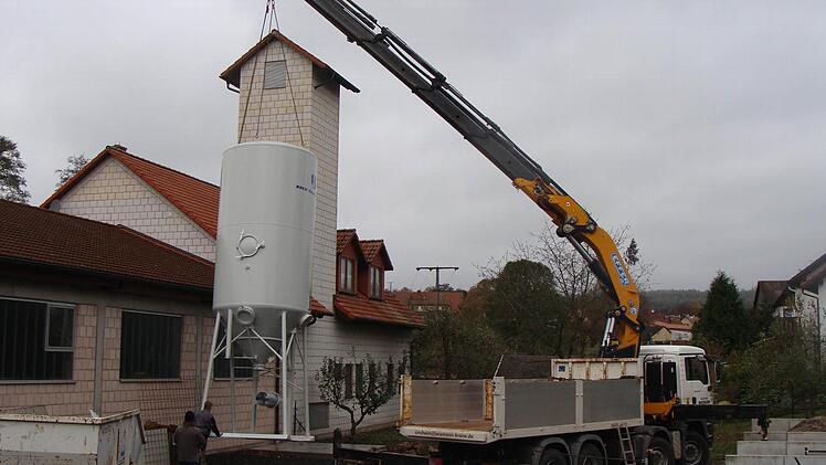 Anfang des Monats wurde das Salz-Silo aufgestellt.