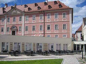 Schloss und Hotelanlage mit Terrasse Foto: Evi Seeger/Archiv