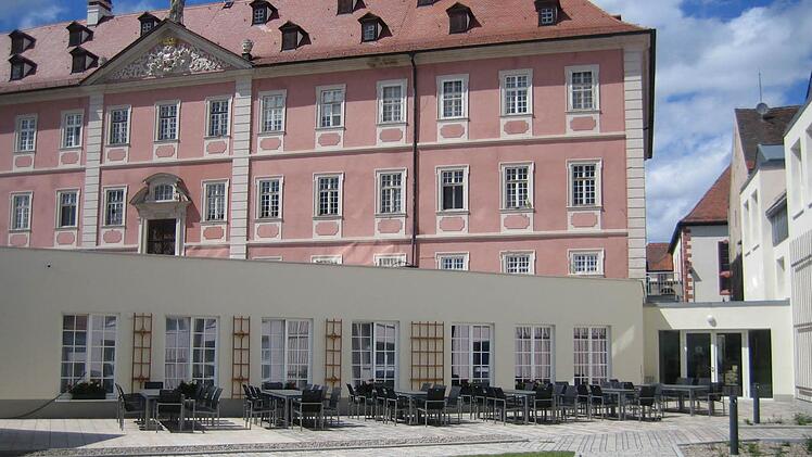 Schloss und Hotelanlage mit Terrasse Foto: Evi Seeger/Archiv