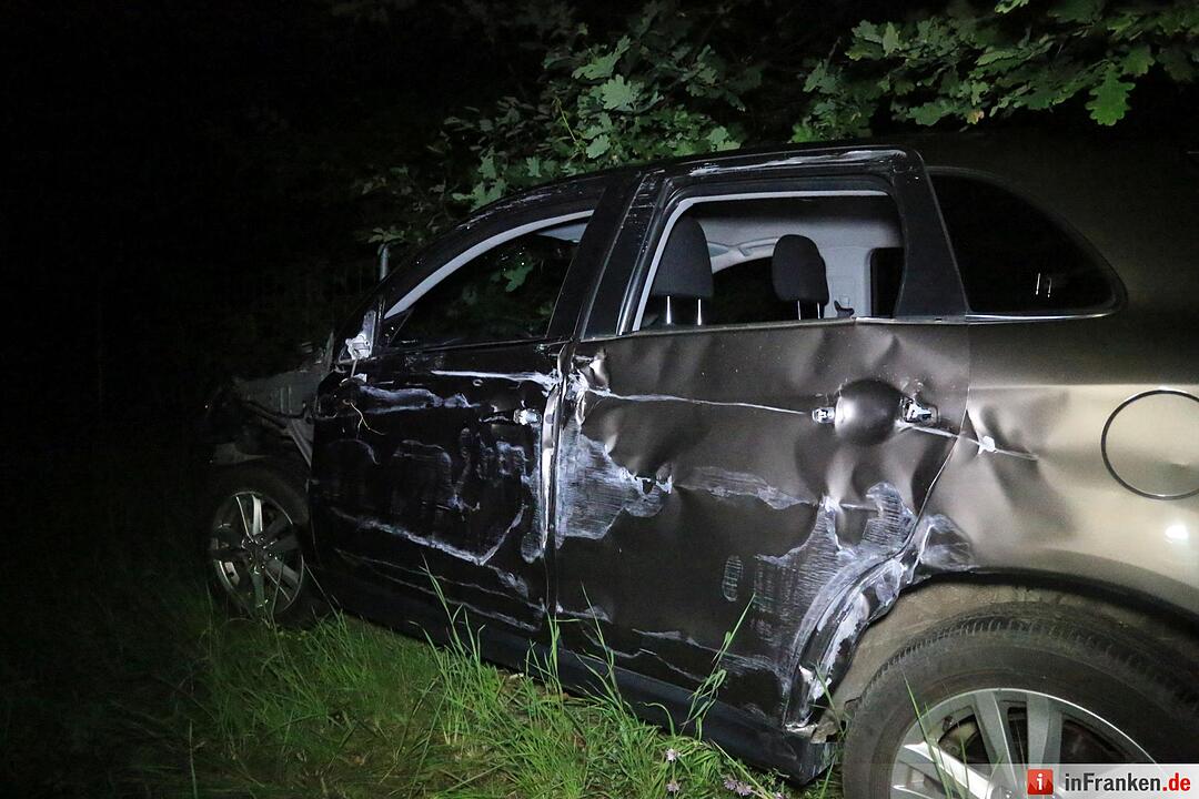 Auto rast auf A73 über Leitplanke