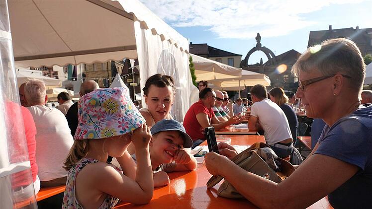 Silvia Brehm besucht ihre Enkel. Bei Wein- und Gaumenfreuden fühlen sich alle wohl.Foto: Gerd Schaar