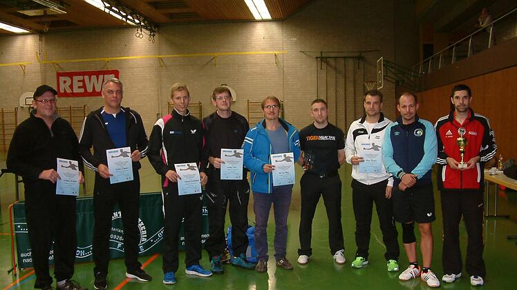 Die besten Akteure der C-Klasse (von links): Rudolf Böhm, Stefan Benker, Tim Brasch (TSV Unterlauter), Sascha von Berg (TSV Bad Rodach), Oliver Voll, Daniel Knaus (TSV Untersiemau), Tobias Polster, Sebastian Wölfel und Andreas Kawan (TV Ebern).  Fotos: Hans Franz