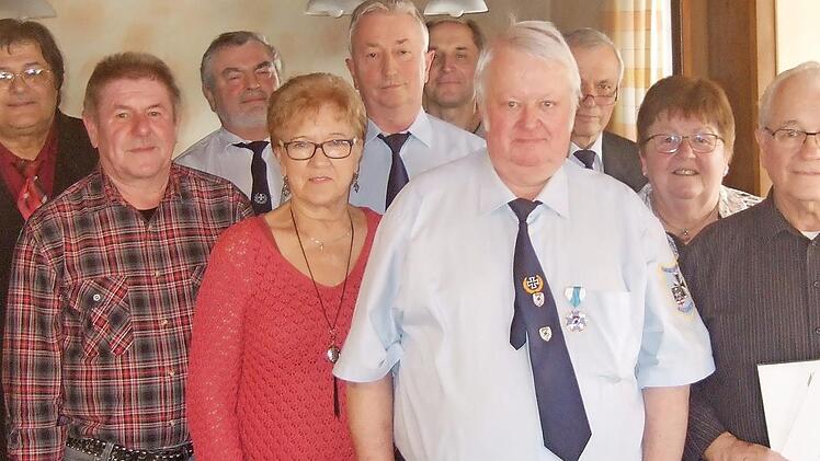 Zweiter Bürgermeister Förtsch, Thomas Beetz, Rudolf Müller, Gerda Völk, Vorsitzender Gremer, Helmut Stadelmann, Heinz Daum, BSB Kreisvorsitzender Reinhard Schülein, Marlene Schneider und Ehrenmitglied Albert Neubauer ( v. l.) Foto: Karl-Heinz Hofmann