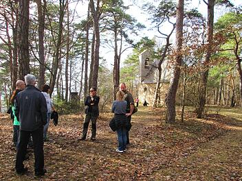 Nach der Bürgerversammlung nutzten Fuchsstädter Bürger den "Frühlings"-Sonntag zum Besuch der Kohlenbergkapelle und zu einem Meinungsaustausch über den geplanten Waldfriedhof.    Winfried Ehling