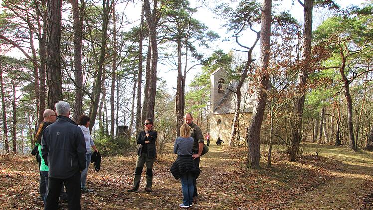 Nach der Bürgerversammlung nutzten Fuchsstädter Bürger den "Frühlings"-Sonntag zum Besuch der Kohlenbergkapelle und zu einem Meinungsaustausch über den geplanten Waldfriedhof.    Winfried Ehling