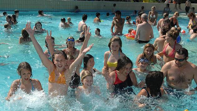 Die DLRG gibt  Ratschl&auml;ge, wie sich Jugendverb&auml;nde und Sportvereine  mit  Kindergruppen im Schwimmbad verhalten sollen.  Symbolfoto: Ronald Rinklef
