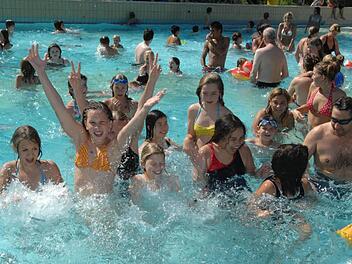 Die DLRG gibt  Ratschläge, wie sich Jugendverbände und Sportvereine  mit  Kindergruppen im Schwimmbad verhalten sollen.  Symbolfoto: Ronald Rinklef