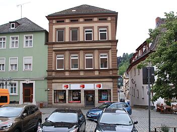 Ausführlich und kontrovers diskutierte der Stadtrat am Donnerstag, wie  das neue Dach auf dem Gebäude in der Oberen Stadt 18 (Bildmitte, Blick vom "Casablanca") aussehen könnte, damit es die Dachlandschaft in der Altstadt nicht beeinträchtigt. Foto: Stephan Tiroch