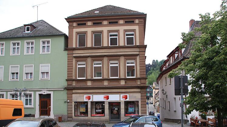 Ausführlich und kontrovers diskutierte der Stadtrat am Donnerstag, wie  das neue Dach auf dem Gebäude in der Oberen Stadt 18 (Bildmitte, Blick vom "Casablanca") aussehen könnte, damit es die Dachlandschaft in der Altstadt nicht beeinträchtigt. Foto: Stephan Tiroch
