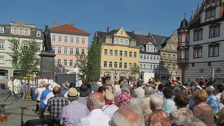 Die Eucharistiefeier fand mitten im Herzen der Stadt, auf dem Marktplatz statt.  Foto: Martin Koch