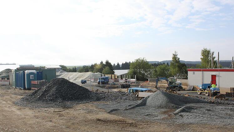 In den letzten Jahren wurden Hunderte Millionen an den Glashütten-Standorten in Tettau und Steinbach investiert. Im Bild: Der Bau der neuen Scherbenanlage bei Wiegand-Glas 2014.Achiv