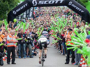 Der Solarer Berg in Hilpoltstein ist für die Triathleten das Äquivalent zu L'Alpe d'Huez für die Radprofis bei der Tour de France. Die Stimmung ist grandios.  Foto: Christoph Raithel
