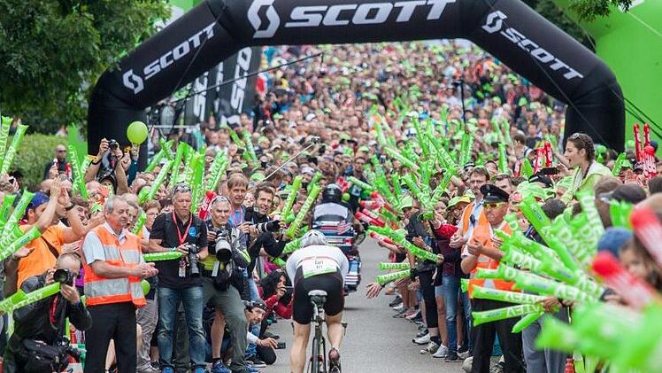 Der Solarer Berg in Hilpoltstein ist für die Triathleten das Äquivalent zu L'Alpe d'Huez für die Radprofis bei der Tour de France. Die Stimmung ist grandios.  Foto: Christoph Raithel