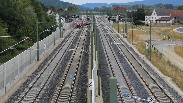 Vier Gleise führen seit dem Neubau der ICE-Strecke durch Zapfendorf.