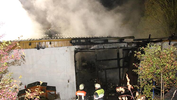 Brand einer Lagerhalle in Autenhausen am Sonntagmorgen Foto: Michael Stelzner