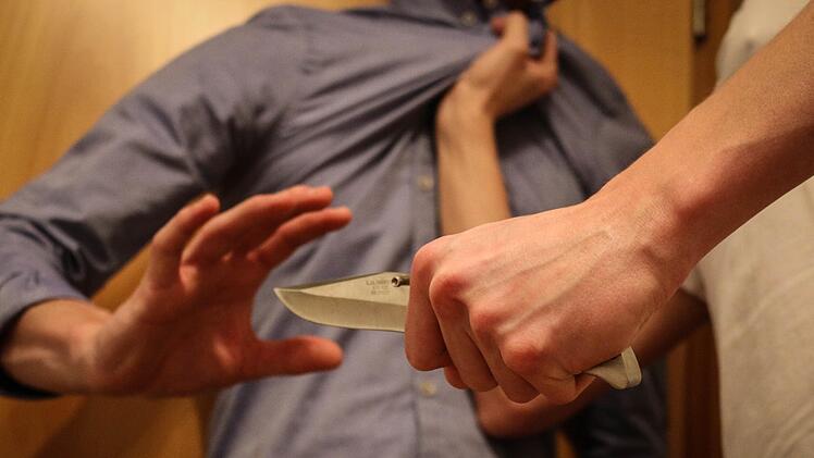 In der Nürnberger Südstadt eskalierte ein Streit. Eine 42-Jährige griff während eines Streits zum Messer und verletzte einen 61-Jährigen - die Mordkommission ermittelt. Symbolbild: Christopher Schulz