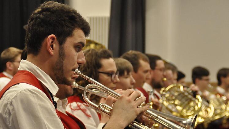 Mit einem mitreißenden Konzert begeisterten 71 Musiker des KJBO aus 31 Musikvereinen  die Zuhörer in der Steinacher Henneberghalle. Foto: Peter Klopf
