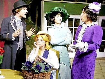 Professor Higgins (Martin Besold), seine Mutter, Mrs. Higgins (Christine Kammerer, rechts), Mrs. Eynsford-Hill (Ilona Konrad) und Eliza Doolittle (Annika Ködel, vorne). Foto: Dieter Hübner