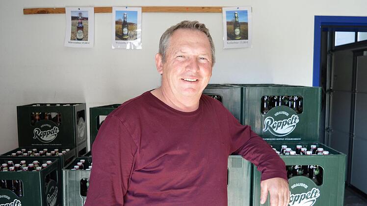 Für Franz Roppelt aus Stiebarlimbach entpuppt sich seine kleine Brauerei als ein wichtiges Standbein, da der Bierkeller geschlossen ist.
