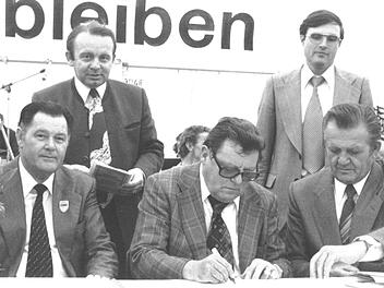 Heinz Hausmann (stehend links) brachte als JU-Vorsitzender viele Politgrößen wie hier im Jahr 1978 Franz Josef Strauß (Mitte) in den Landkreis. Ganz links der damalige Landtagsabgeordnete Rudi Daum aus Stockheim, rechts der seinerzeitige Staatssekretär Simon NüsselArchiv