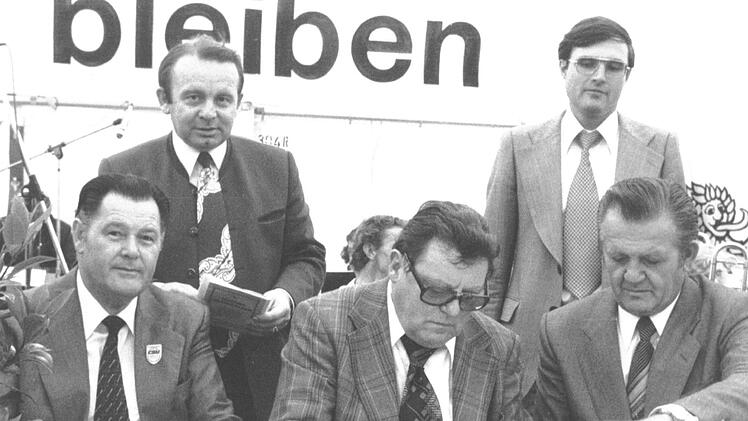 Heinz Hausmann (stehend links) brachte als JU-Vorsitzender viele Politgrößen wie hier im Jahr 1978 Franz Josef Strauß (Mitte) in den Landkreis. Ganz links der damalige Landtagsabgeordnete Rudi Daum aus Stockheim, rechts der seinerzeitige Staatssekretär Simon NüsselArchiv