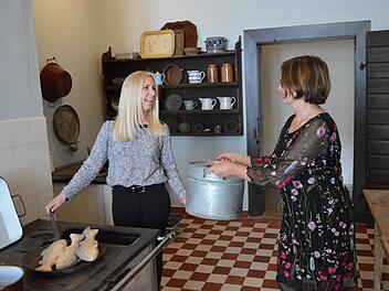 Die neu hergerichtete Schlossküche zeigen Museumsleiterin Josefine Glöckner (links) und Birgit Speckle, wissenschaftlicher Mitarbeiterin des Bezirks Unterfranken.  Foto: Archiv Isolde Krapf
