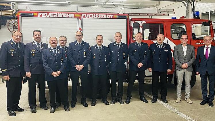 Kreisbrandrat Benno Metz und Kreisbrandmeister Oliver Lukaschewitsch (von links) mit den Geehrten Thomas Gunderlach, Martin Volpert, Frank Förg, Markus Schneider, Norbert Wahler und Martin Hopf.