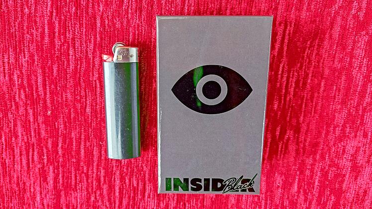 Spiele-Test "Insider Black": Originelle Party-Wortfindespiel von Oink Games