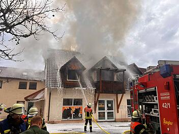 Hirschaid: Feuerwehreinsatz wegen Brand in Gebäude - große Rauchwolke zu sehen