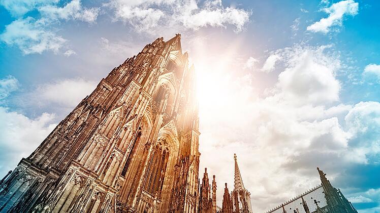 Cologne Cathedral (Kölner Dom) in the morning sun, Cologne, Germany Sehenswürdigkeiten in Deutschland - Kölner Dom Dom in Köln