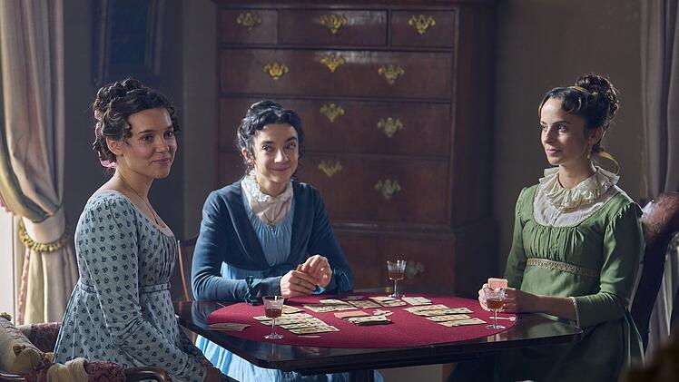 Jane (Patsy Ferran, zweite von links) und Eliza (Madeleine Walker, rechts) freuen sich über Cassys (Synnøve Karlsen) Verlobung.