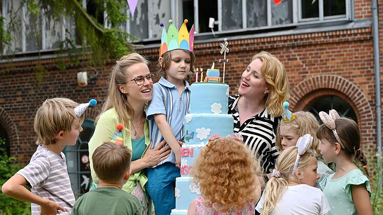 Bei der Geburtstagsfeier mit seiner Mama Laura Schober (Susanne Bormann, links) und seiner Tante Yvonne (Winnie Böwe) erwartet den kleinen Peter Felix-Leonard Mothes, Mitte) eine besondere Überraschung.