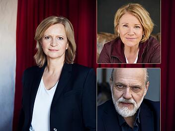 Drei Portr&auml;ts vor einem roten Vorhang: Zwei Frauen und ein Mann. Alle tragen elegante Kleidung.