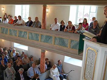 Dekan Andreas Kleefeld bei seiner Predigt in der Rottenbacher Kirche. Fotos: Oliver Schmidt
