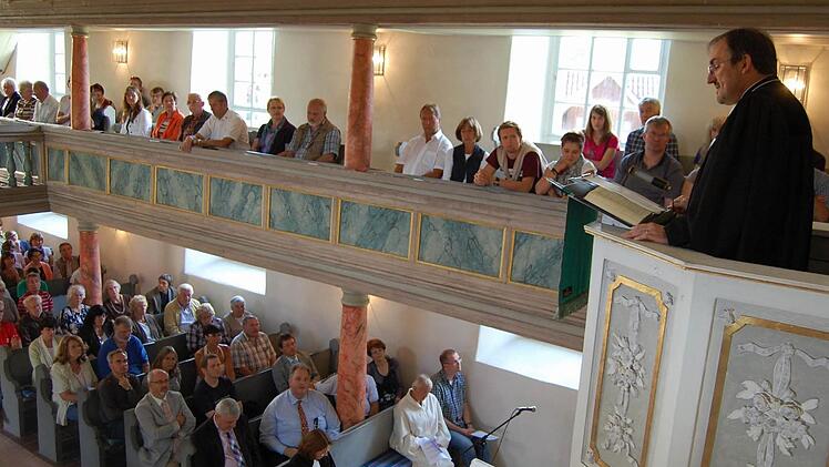 Dekan Andreas Kleefeld bei seiner Predigt in der Rottenbacher Kirche. Fotos: Oliver Schmidt