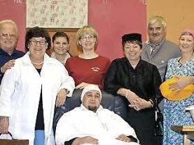 Viel Spaß verspricht die Theatergruppe Trossenfurt-Tretzendorf. Das Bild zeigt von links Regisseur Christian Blenk, Roswitha Schmitt, Souffleuse Melanie Greubel, Diana Dirschbacher, Markus Dorn (vorne), Eveline Bößert, Hans Albert, Christina Stelzner, Konrad Albert und Fabian Stelzner.  Foto: sw