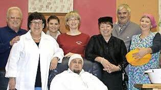 Viel Spaß verspricht die Theatergruppe Trossenfurt-Tretzendorf. Das Bild zeigt von links Regisseur Christian Blenk, Roswitha Schmitt, Souffleuse Melanie Greubel, Diana Dirschbacher, Markus Dorn (vorne), Eveline Bößert, Hans Albert, Christina Stelzner, Konrad Albert und Fabian Stelzner.  Foto: sw